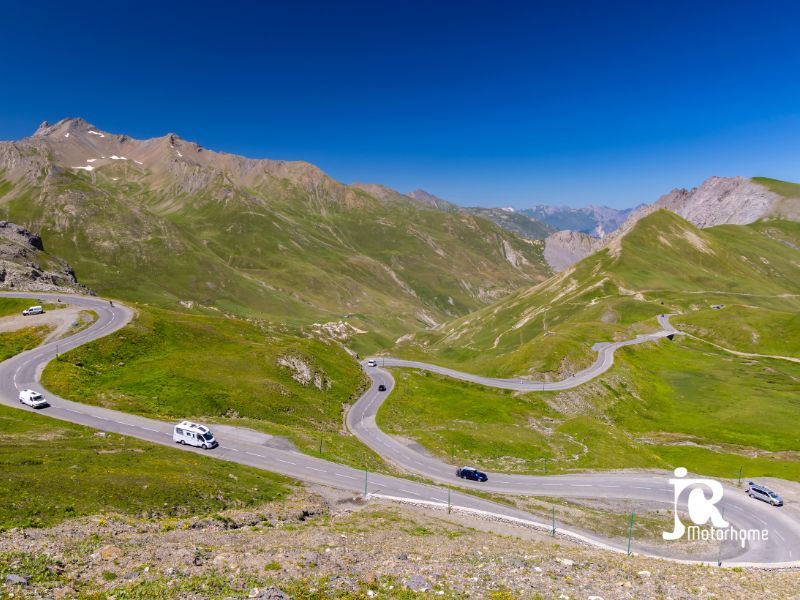 Voyage en van dans les Alpes françaises.