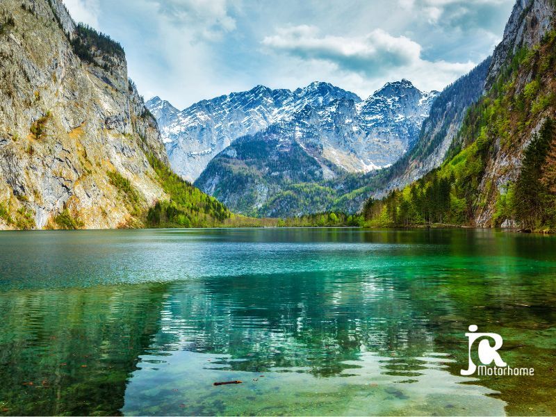 Voyage en van dans les montagnes européennes.