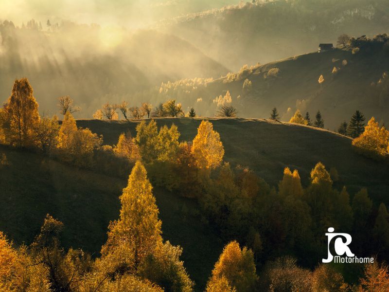 Voyager en motorhome en automne sur les routes pittoresques d'Europe