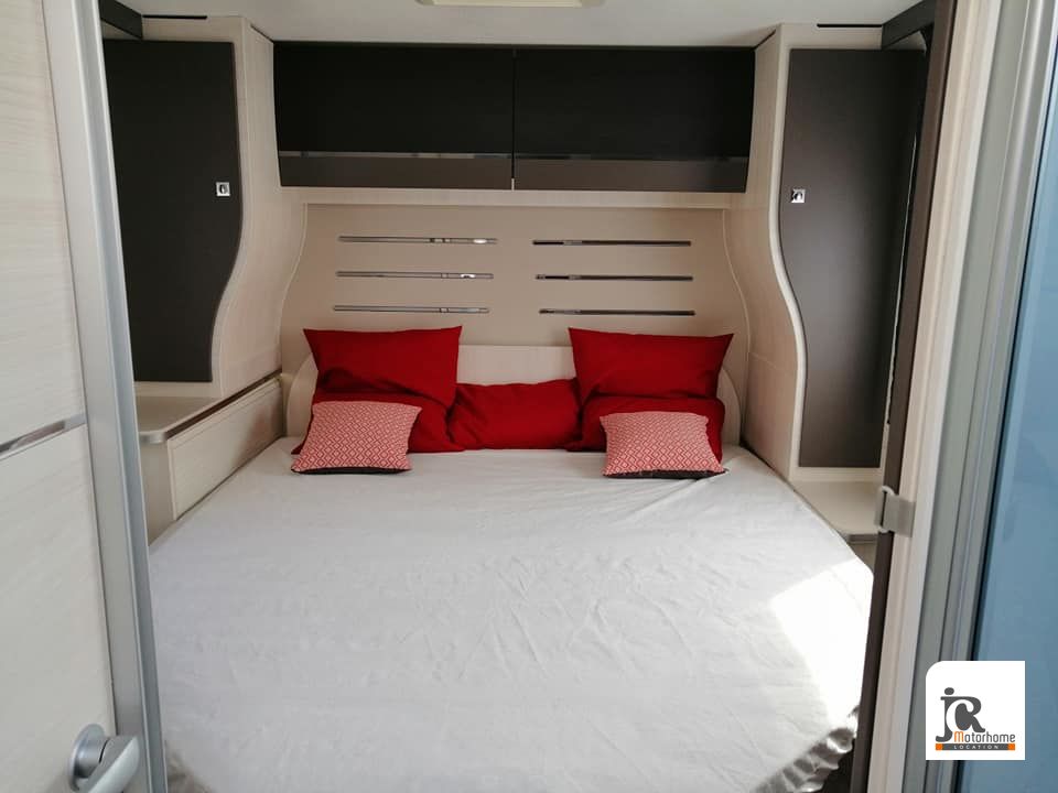location-camping-car-mageo-chambre
