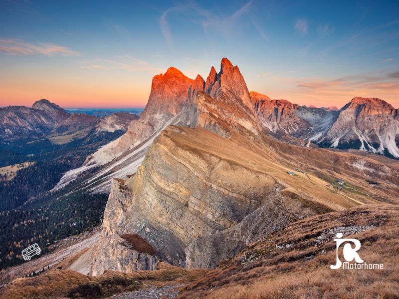 Voyager en van dans les Dolomites en Italie.