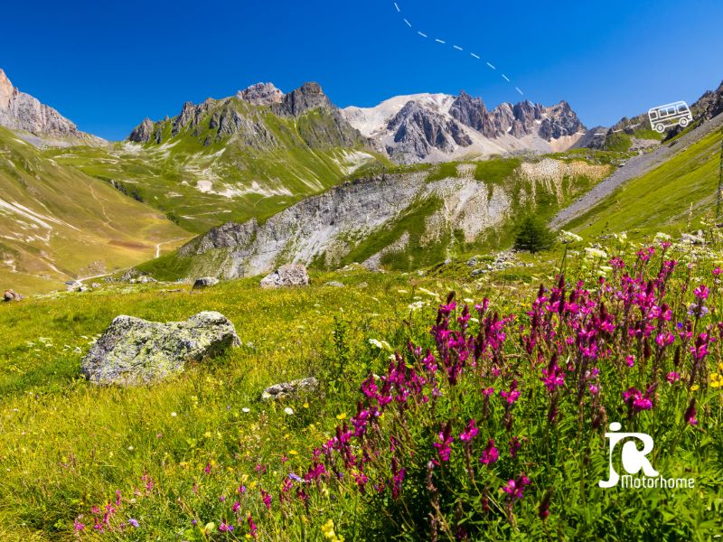 Voyage en van dans les Alpes françaises.