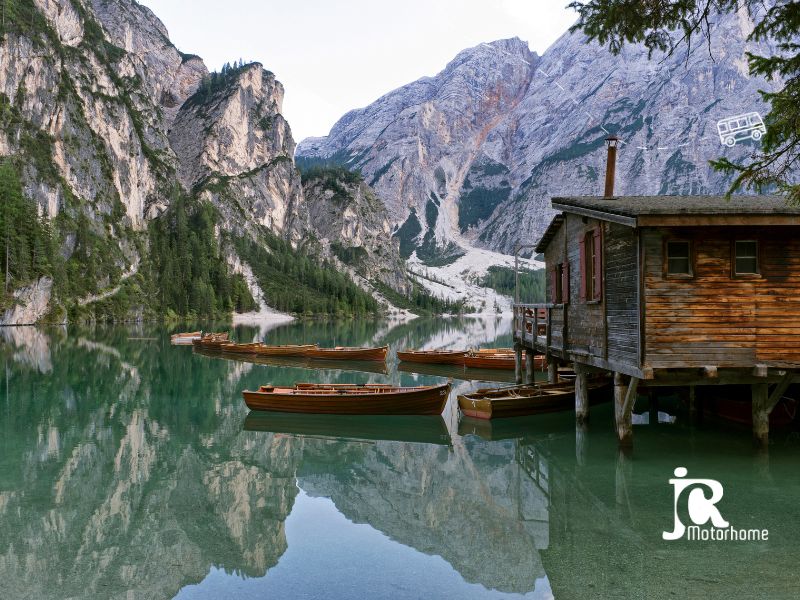 Voyager en van dans les Dolomites en Italie.